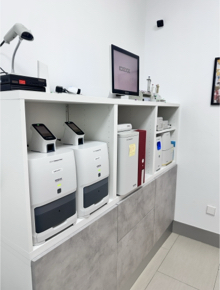 Equipamiento del laboratorio propio de la clínica